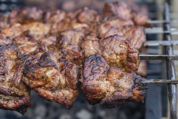 Kebab z grilla, gotowanie na zbliżenie metalowy szpikulec. Pieczone mięso gotowane na grill. BBQ świeżej wołowiny mięso posiekać plastry. Tradycyjne danie Wschodniej, szaszłyk — Zdjęcie stockowe