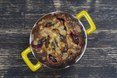 Ev yapımı organik erik pasta tatlı yemeye hazır. Eski ahşap arka plan üzerinde Erik tart, closeup