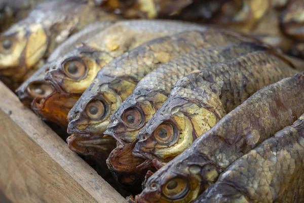 Uzené ryby pro prodej na pouličním trhu s potravinami, Ukrajina, zaostřená — Stock fotografie