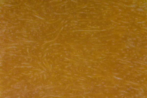 Citrouille jaune coupée en deux avec la texture de la pâte. Coupes de citrouille fond gros plan, vue de dessus — Photo