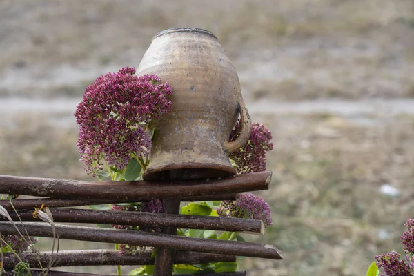 Pote de barro em cerca de vime, ao ar livre, Ucrânia. Estilo nacional ucraniano rural — Fotografia de Stock