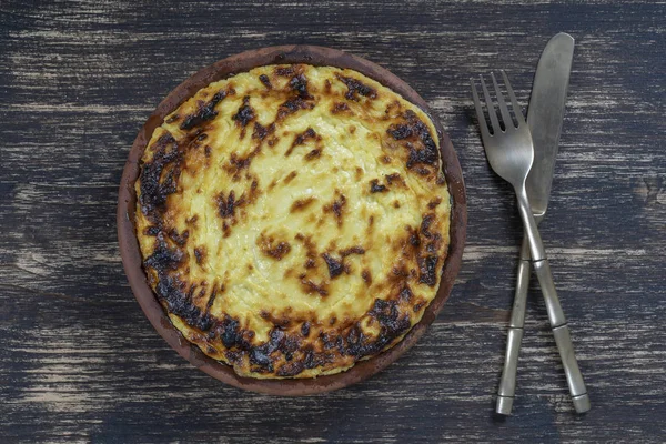 Casseruola di fiocchi di latte dolci con uvetta e semola sul tavolo di legno. Ciotola in ceramica con casseruola di fiocchi di latte al forno, primo piano, vista dall'alto — Foto Stock