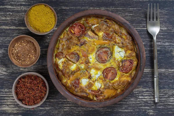 Keramische kom met groente Frittata, eenvoudige vegetarische gerechten. Frittata met tomaat, peper, ui en feta kaas op houten tafel, close-up. Italiaanse Eier omelet — Stockfoto