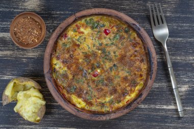 Sebze frittata, basit vejetaryen gıda ile Seramik kase. Ahşap masa üzerinde domates, biber, soğan ve peynir ile Frittata, yakın. İtalyan yumurtalı omlet