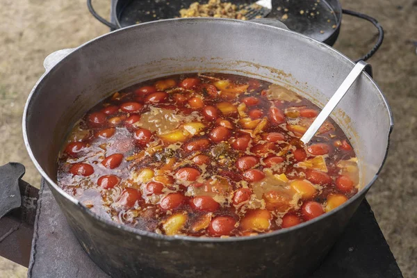 Sopa de tomate rojo en caldero para vender en el mercado de alimentos callejeros, Ucrania, primer plano —  Fotos de Stock
