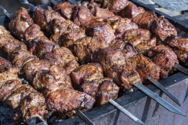 Metal şiş portre üzerinde yemek ızgara kebap. Barbeküde pişmiş kavrulmuş et. Barbekü sığır eti taze et chop dilimleri. Geleneksel Doğu çanak, şiş kebap