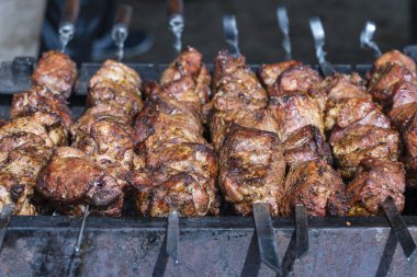 Metal şiş portre üzerinde yemek ızgara kebap. Barbeküde pişmiş kavrulmuş et. Barbekü sığır eti taze et chop dilimleri. Geleneksel Doğu çanak, şiş kebap