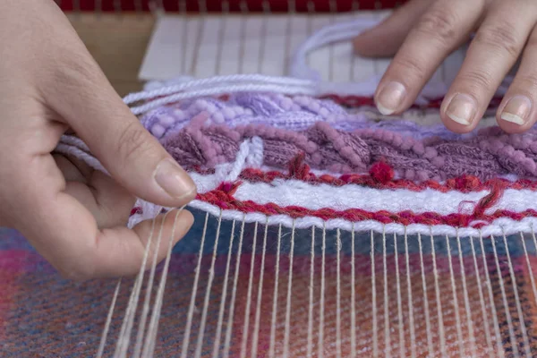 伝統的な手織りの木製織機、ウクライナの色のパターンを織る女性の手。クローズ アップ — ストック写真