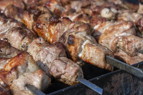 Vaření na detailní kovový špíz grilovaný kebab. Vařené pečené maso na grilu. Plátky masa čerstvého hovězího BBQ-chop. Tradiční východní pokrm, ražniči — Stock fotografie