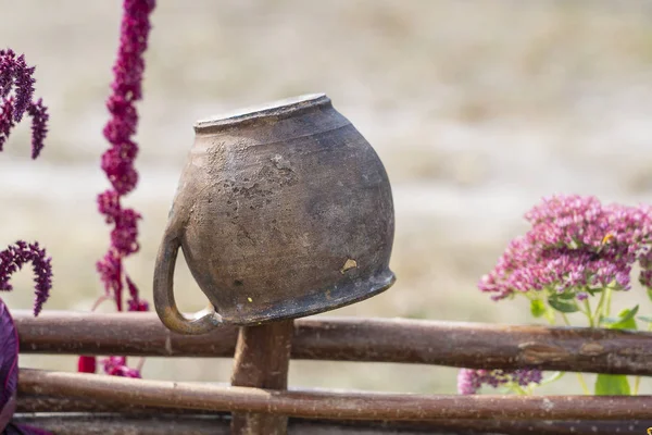 Pote de barro em cerca de vime, ao ar livre, Ucrânia. Estilo nacional ucraniano rural — Fotografia de Stock