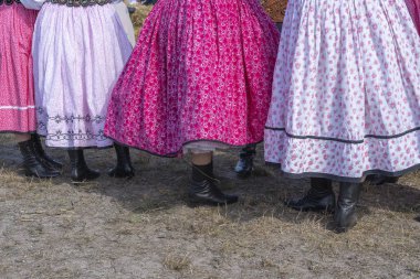Ukrayna'da bir festival sırasında genç kızlar da renkli etekler. Closeup