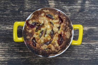 Ev yapımı organik erik pasta tatlı yemeye hazır. Eski ahşap arka plan üzerinde Erik tart, closeup