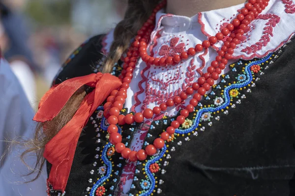 Барвистий одяг з бісеру на молодих дівчат під час фестивалю в Україні. Крупним планом — стокове фото