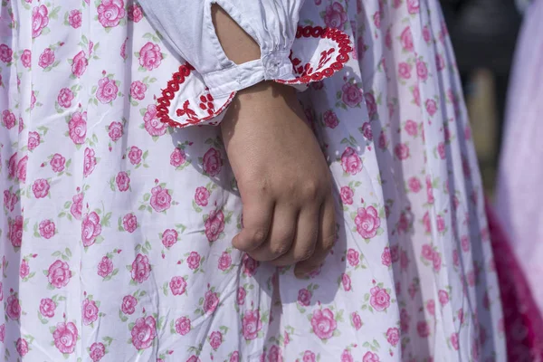 在乌克兰的节日期间，年轻女孩穿着五颜六色的衣服。特写 — 图库照片