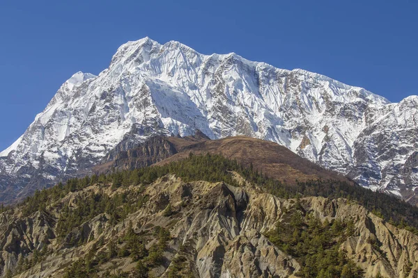Pico de la montaña, región de Annapurna, Nepal. Amanecer en las montañas. Hermoso paisaje en el monte Himalaya — Foto de Stock