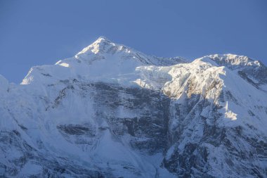 Dağ tepesi, Annapurna bölgesi, Nepal. Dağlarda gün doğumu. Himalayalar 'ın güzel manzarası