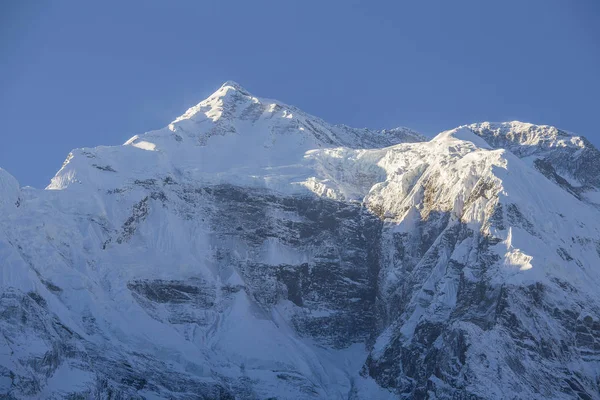 Szczyt górski, region Annapurna, Nepal. Wschód słońca w górach. Piękny krajobraz w Himalajach Mount — Zdjęcie stockowe