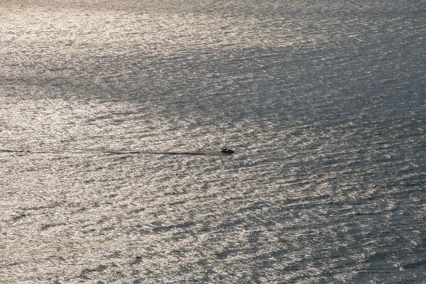Jetski im Wasserrennen. Luftaufnahme eines Jetski- und Meerwasserwellen-Hintergrunds bei Sonnenuntergang — Stockfoto