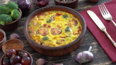 Sebze frittata, basit vejetaryen gıda ile Seramik kase. Yumurta, domates, biber, soğan, brokoli ve peynir ile ahşap masada Frittata, yakın. İtalyan yumurta omlet, döner