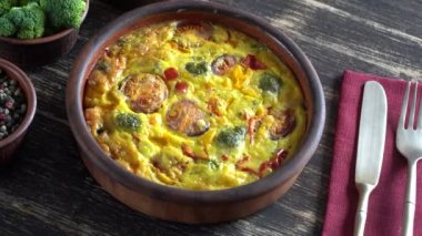 Sebze frittata, basit vejetaryen gıda ile Seramik kase. Yumurta, domates, biber, soğan, brokoli ve peynir ile ahşap masada Frittata, yakın. İtalyan yumurta omlet, döner