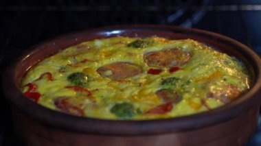 Sebze frittata, basit vejetaryen gıda ile Seramik kase. Yumurta, domates, biber, soğan, brokoli ve peynir ile Frittata, yakın. Fırında İtalyan yumurtaom