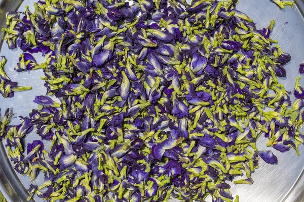 Sfondo e consistenza di fiori secchi di tè farfalla blu, primo piano, Thailandia — Foto Stock
