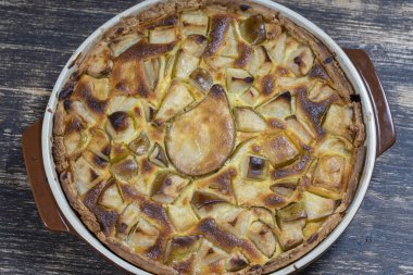 Ev yapımı organik armut pasta tatlı yemeye hazır. Eski ahşap arka plan üzerinde Armut tart, yakın
