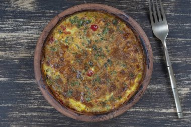 Sebze frittata, basit vejetaryen gıda ile Seramik kase. Ahşap masa üzerinde domates, biber, soğan ve peynir ile Frittata, yakın. İtalyan yumurtalı omlet