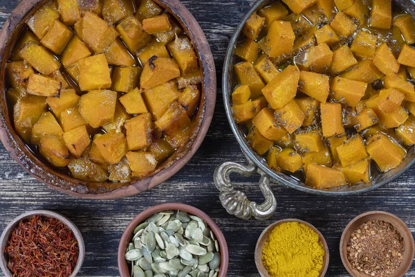 Opečená žlutá dýně s medem, anýzou, olivovým olejem a kořením na desce dřevěného stolu. Vegetariánské jídlo. Detailní — Stock fotografie