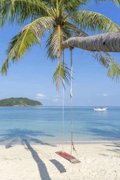 Balanço pendurar de coqueiro palmeira sobre praia de areia perto de água do mar azul na Tailândia. Verão, viagens, férias e férias conceito — Fotografia de Stock