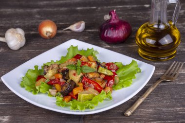 Beyaz tabakta haşlanmış sebzeler.