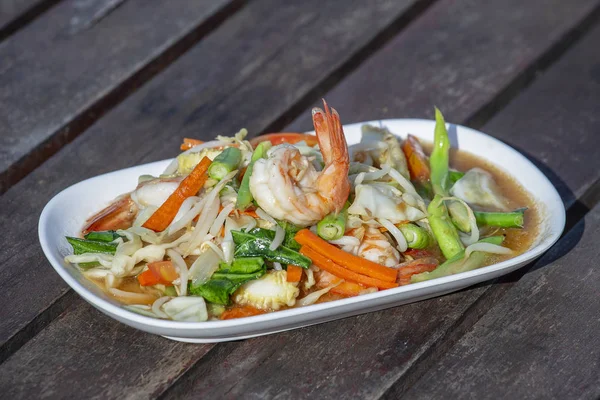 Salade traditionnelle thaïlandaise épicée aux crevettes dans le restaurant . — Photo