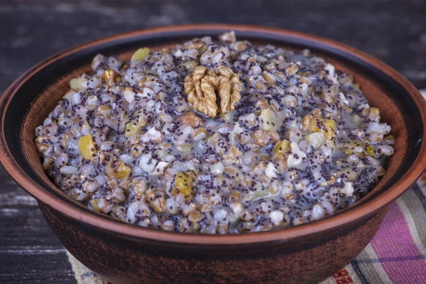 Kutya är en julrätt gjord av vetekorn, vallmofrö, nötter, russin och honung. Porridge, som började firandet av jul. Ukraina — Stockfoto