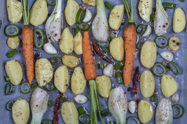 烤土豆，烤蔬菜，胡萝卜，辣椒，洋葱和大蒜。 夏天健康食品。 包扎 — 图库照片