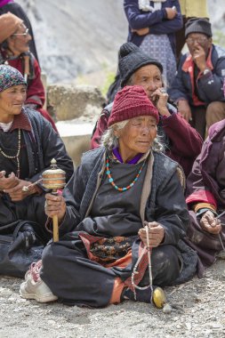 Ladakh, Hindistan 'daki festival sırasında Lamayuru Manastırı' nda bir grup eski Budizm Tibatan insanı