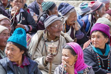 Ladakh, Hindistan 'daki festival sırasında Lamayuru Manastırı' nda bir grup eski Budizm Tibatan insanı