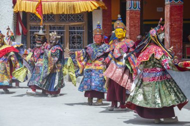 Siyah elbiseli ve maskeli keşiş Cham dansları yapar, Takthok festivalinde ritüel dansı, Ladakh, Lamayuru Gompa, Hindistan