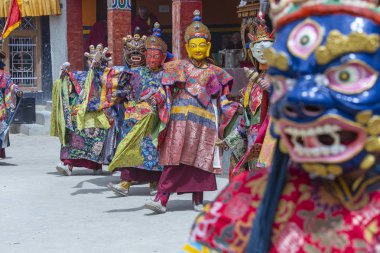 Siyah elbiseli ve maskeli keşiş Cham dansları yapar, Takthok festivalinde ritüel dansı, Ladakh, Lamayuru Gompa, Hindistan