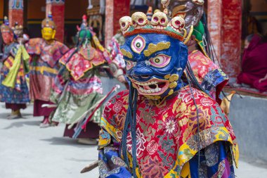 Siyah elbiseli ve maskeli keşiş Cham dansları yapar, Takthok festivalinde ritüel dansı, Ladakh, Lamayuru Gompa, Hindistan