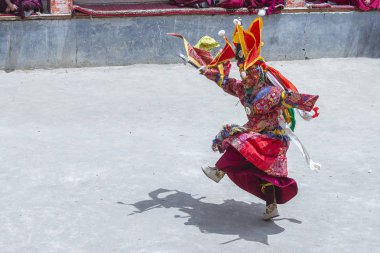 Siyah elbiseli ve maskeli keşiş Cham dansları yapar, Takthok festivalinde ritüel dansı, Ladakh, Lamayuru Gompa, Hindistan