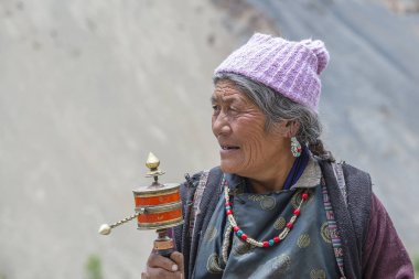 Ladakh, Hindistan 'daki festival sırasında Lamayuru Manastırı' nda bir grup eski Budizm Tibatan insanı