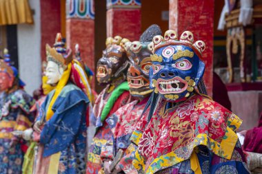 Siyah elbiseli ve maskeli keşiş Cham dansları yapar, Takthok festivalinde ritüel dansı, Ladakh, Lamayuru Gompa, Hindistan