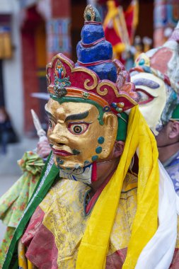 Siyah elbiseli ve maskeli keşiş Cham dansları yapar, Takthok festivalinde ritüel dansı, Ladakh, Lamayuru Gompa, Hindistan