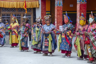 Siyah elbiseli ve maskeli keşiş Cham dansları yapar, Takthok festivalinde ritüel dansı, Ladakh, Lamayuru Gompa, Hindistan