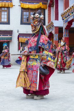 Siyah elbiseli ve maskeli keşiş Cham dansları yapar, Takthok festivalinde ritüel dansı, Ladakh, Lamayuru Gompa, Hindistan