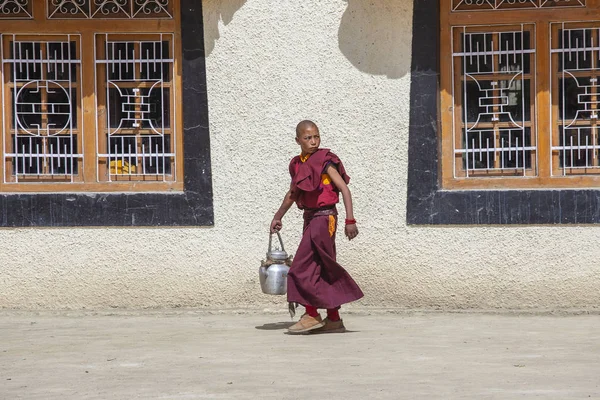 Junger buddhistischer Mönch mit farbiger roter Kleidung während des Festivals im Lamayuru-Kloster, ladakh, Indien — Stockfoto