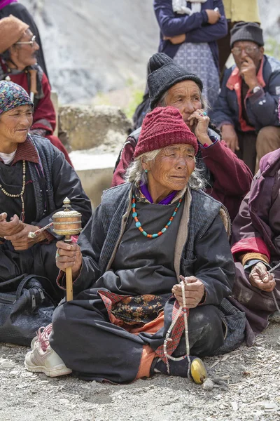 Grupa starych buddyzmu Tibatan ludzi w klasztorze Lamayuru podczas festiwalu w Ladakh, Indie — Zdjęcie stockowe