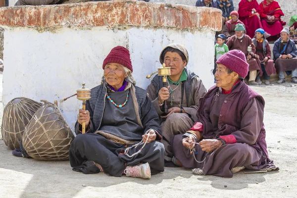 Gruppo di vecchi buddisti tibatan persone a Lamayuru monastr durante il festival in Ladakh, India — Foto Stock