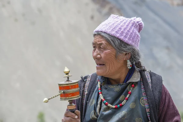 Grupa starych buddyzmu Tibatan ludzi w klasztorze Lamayuru podczas festiwalu w Ladakh, Indie — Zdjęcie stockowe