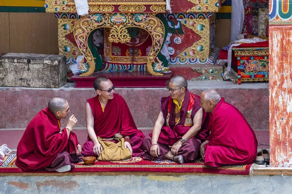 Четыре буддийских монаха в красной одежде во время фестиваля в Ламаюру, Ладакх, Индия — стоковое фото